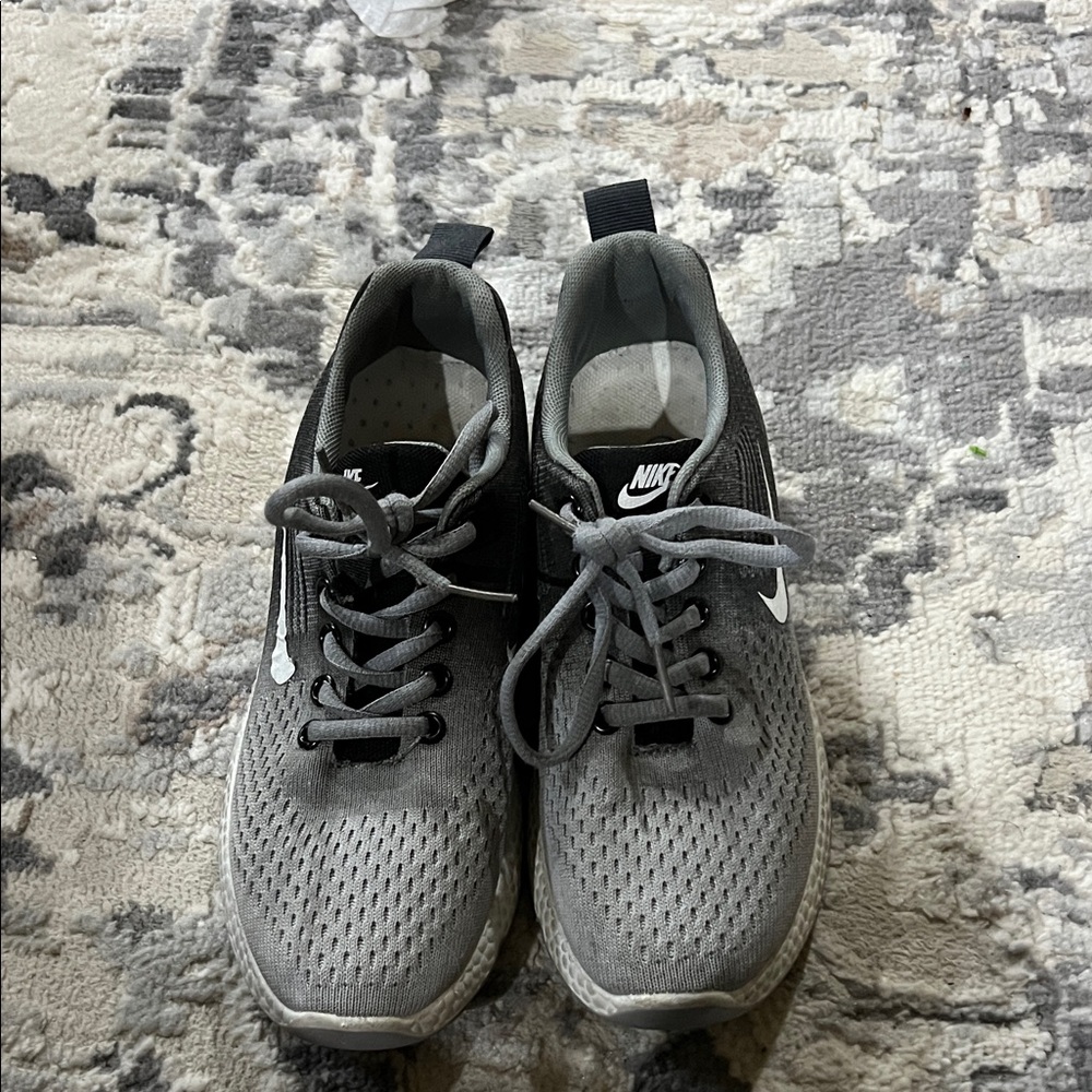 Nike Men's Black and Gray Sneakers
